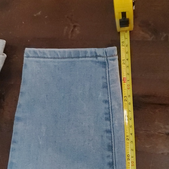 Nicole Miller High Rise Lt. Blue, Size 8, 5 Pocket Style, Button Fly Jeans. - Picture 10 of 10